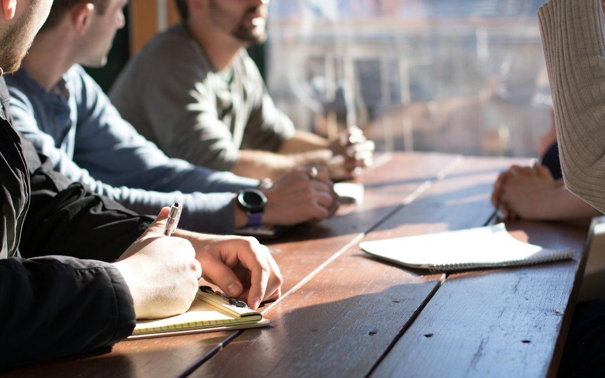Reunião de trabalho com anotações sobre a mesa