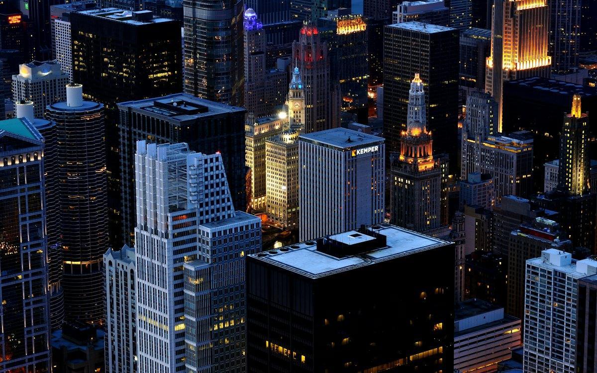 Prédios comerciais vistos de cima, à noite